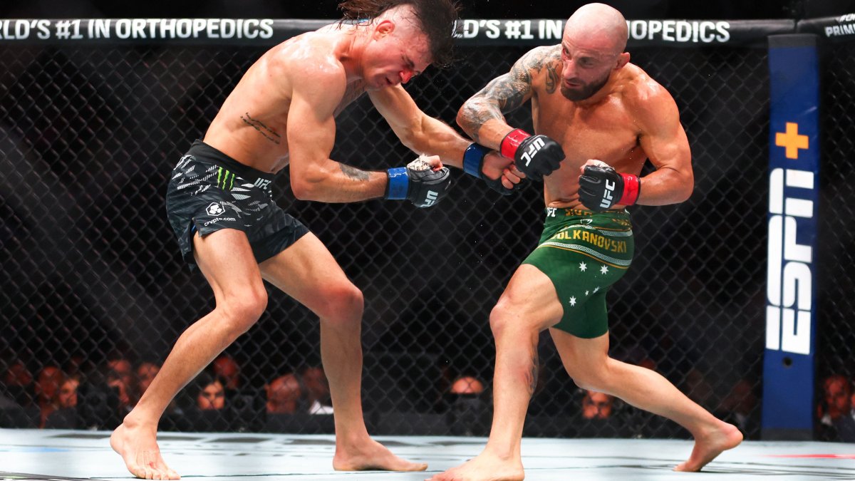 Brazil&#039;s Diego Lopes of Brazil (L) fights Australia&#039;s Alexander Volkanovski in a featherweight title fight during UFC 314 in Miami, Florida, April 13, 2025. (AFP Photo)