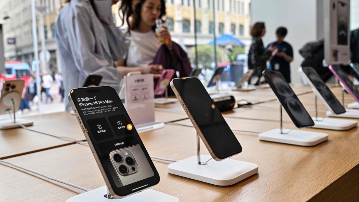 People browse for Iphone 16 displayed in a Apple store in the Huangpu district in Shanghai, China, April 11, 2025. (AFP Photo)