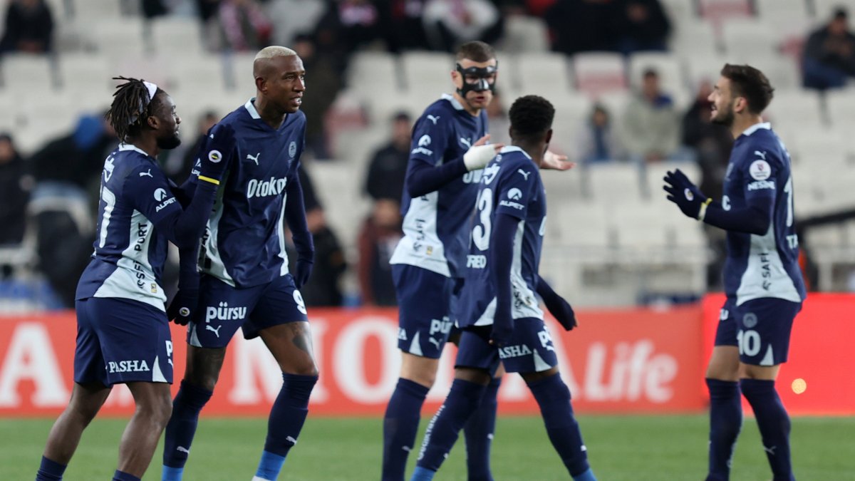 Fenerbahçe players celebrate after Anderson Talisca’s (2nd L) free-kick goal during the Süper Lig match against Sivasspor at BG Group 4 Eylül Stadium, Sivas, Türkiye, April 13, 2025. (AA Photo)