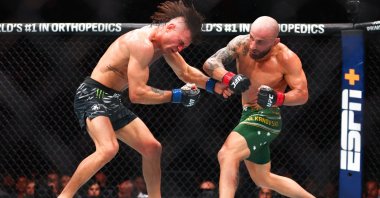 Brazil&#039;s Diego Lopes of Brazil (L) fights Australia&#039;s Alexander Volkanovski in a featherweight title fight during UFC 314 in Miami, Florida, April 13, 2025. (AFP Photo)