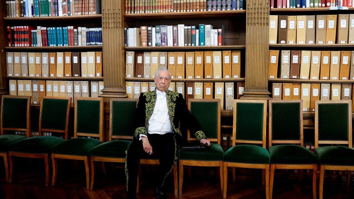 Mario Vargas Llosa, Peruvian writer and Nobel Prize winner, dressed in the traditional attire of French Academicians with his ceremonial epee, poses in the library of the Institut de France before the ceremony during which he will be inducted into the Academie Francaise (French Academy) as an &#039;Immortal&#039; member, in Paris, France, Feb. 9, 2023. (Reuters Photo)
