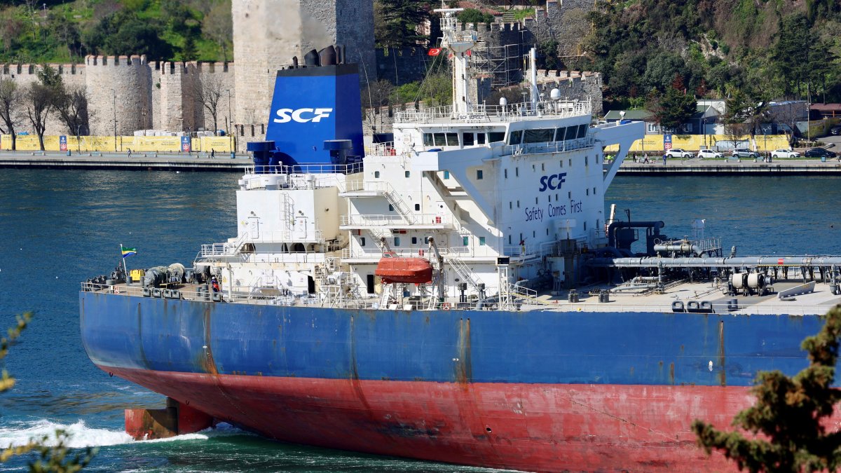Crude oil tanker SCF Surgut, owned by Russia&#039;s leading tanker group Sovcomflot, transits the Bosporus, Istanbul, Türkiye, April 4, 2024. (Reuters Photo)