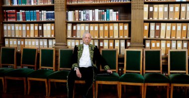 Mario Vargas Llosa, Peruvian writer and Nobel Prize winner, dressed in the traditional attire of French Academicians with his ceremonial epee, poses in the library of the Institut de France before the ceremony during which he will be inducted into the Academie Francaise (French Academy) as an &#039;Immortal&#039; member, in Paris, France, Feb. 9, 2023. (Reuters Photo)