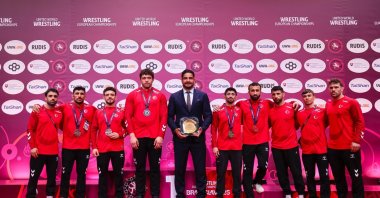 Turkish Wrestling Federation President Taha Akgül (C) poses for a photo with team Türkiye after the 2025 European Wrestling Championships, Bratislava, Slovakia, April 13, 2025. (DHA Photo)