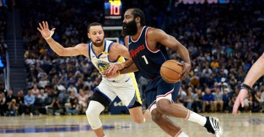 Golden State Warriors&#039; Stephen Curry (L) guards LA Clippers&#039; James Harden during the second half at Chase Center, San Francisco, U.S., April 13, 2025. (AFP Photo)