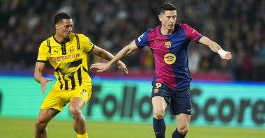 Barcelona&#039;s Robert Lewandowski (R) escapes from Borussia Dortmund&#039;s Felix Nmecha during the UEFA Champions League quarterfinal first leg match at the Estadio Olimpico Lluis Companys, Barcelona, Spain, April 9, 2025. (EPA Photo)