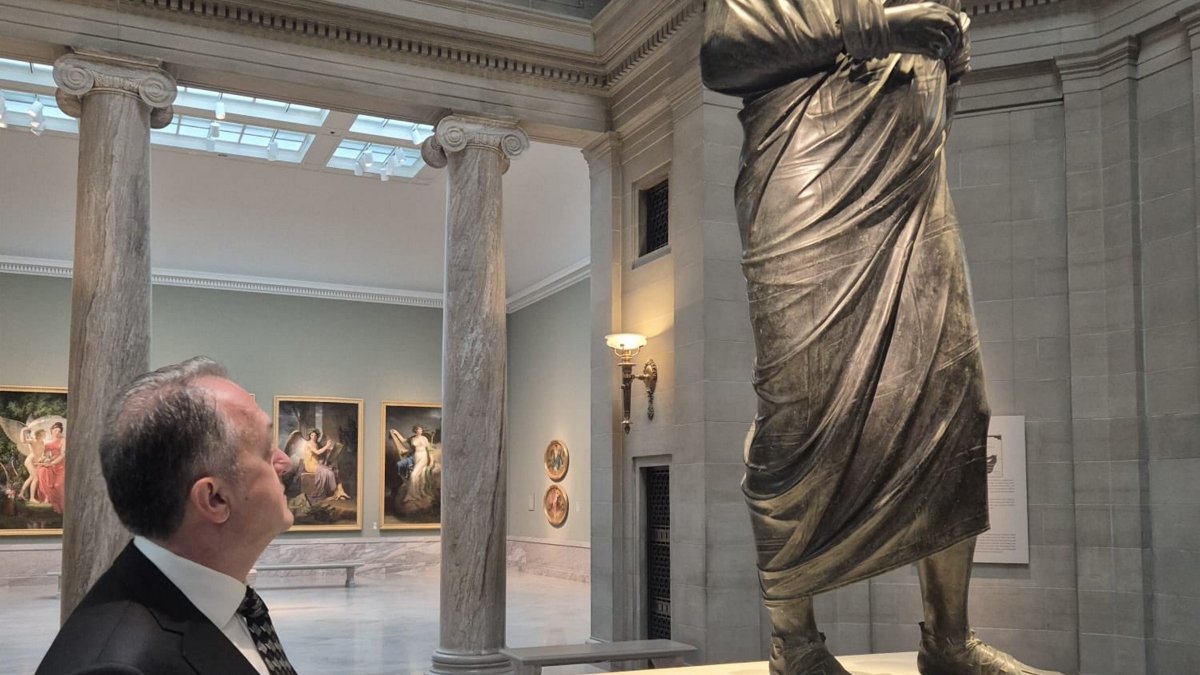Culture and Tourism Deputy Minister Gökhan Yazgı with the statue of Roman Emperor Marcus Aurelius at the Cleveland Museum of Art, Ohio, U.S., April 14, 2025. (AA Photo)