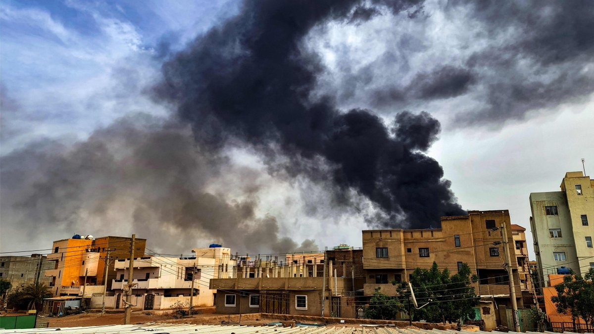 Smoke plumes billow from a fire at a lumber warehouse in southern Khartoum, Sudan, June 7, 2023. (AFP Photo)