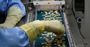 An employee inspects tablets as they move along the production line at a pharmaceutical plant of Lupin, India&#039;s No. 2 drugmaker, in Verna, in the western state of Goa, India, June 9, 2017. (Reuters Photo)