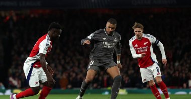 Real Madrid&#039;s Kylian Mbappe (C) in action with Arsenal&#039;s Martin Odegaard (R) and Bukayo Saka during the UEFA Champions League Quarter final first leg match, London, U.K., April 8, 2025. (AFP Photo)