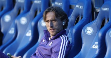 Real Madrid&#039;s Luka Modric on the bench before the La Liga match against Deportivo Alaves at the Estadio Mendizorroza, Vitoria-Gasteiz, Spain, April 13, 2025. (Reuters Photo)