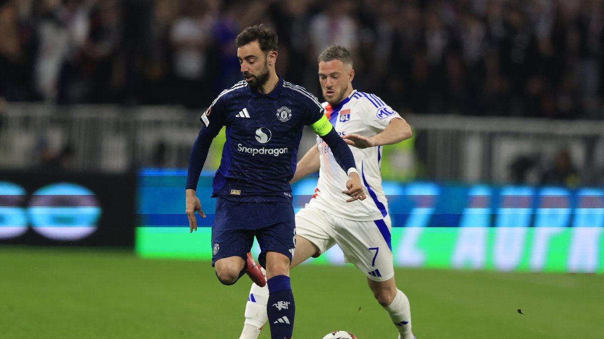 Manchester United&#039;s Bruno Fernandes (L) and Lyon&#039;s Jordan Veretout in action during the UEFA Europa League quarterfinals 1st leg match, Lyon, France, April 10, 2025. (EPA Photo)