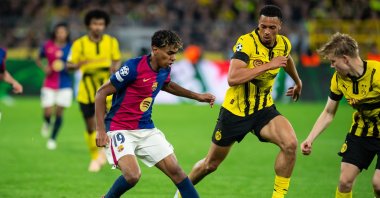 Barcelona&#039;s Lamine Yamal (L) dribbles past Borussia Dortmund&#039;s Felix Nmecha (C) during the Champions League quarterfinals second leg match at the Signal Iduna Park Stadium, Dortmund, Germany, April 15, 2025. (AA Photo)