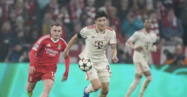 Bayern&#039;s Kim Min-jae (C) runs with the ball, followed by Benfica&#039;s Kerem Aktürkoğlu during the Champions League opening phase match, Munich, Germany, Nov. 6, 2024. (AP Photo)