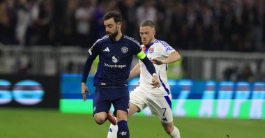 Manchester United&#039;s Bruno Fernandes (L) and Lyon&#039;s Jordan Veretout in action during the UEFA Europa League quarterfinals 1st leg match, Lyon, France, April 10, 2025. (EPA Photo)