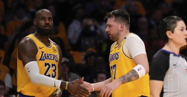 Los Angeles Lakers&#039; Luka Doncic (R) celebrates with teammate LeBron James during the first half of an NBA basketball game, Los Angeles, U.K., Feb. 10, 2025. (AP Photo)