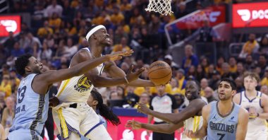 Golden State Warriors&#039; Jimmy Butler III (C) goes to the basket for two points as Memphis Grizzlies&#039; Jaren Jackson Jr. (L) and Santi Aldama (R) defend during the first half of the NBA Play-In Tournament game between the Memphis Grizzlies and the Golden State Warriors, San Francisco, U.S., April 15, 2025. (EPA Photo)