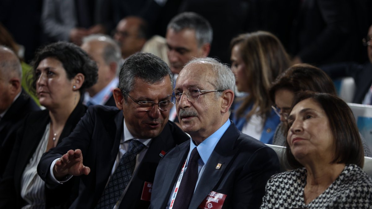 Republican People&#039;s Party (CHP) Manisa deputy Özgür Özel (L) and CHP Chairperson Kemal Kılıçdaroğlu (C), who are competing for the party leadership, speak at a party congress, Ankara, Türkiye, Nov. 4, 2023. (Getty Images Photo)
