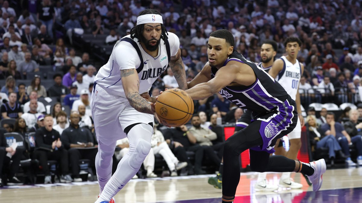 Dallas Mavericks&#039; Anthony Davis (L) and Sacramento Kings&#039; Keegan Murray reach for a loose ball during the second half of the NBA Play-In Tournament between the Dallas Mavericks and the Sacramento Kings, Sacramento, U.S., April 16, 2025. (EPA Photo)