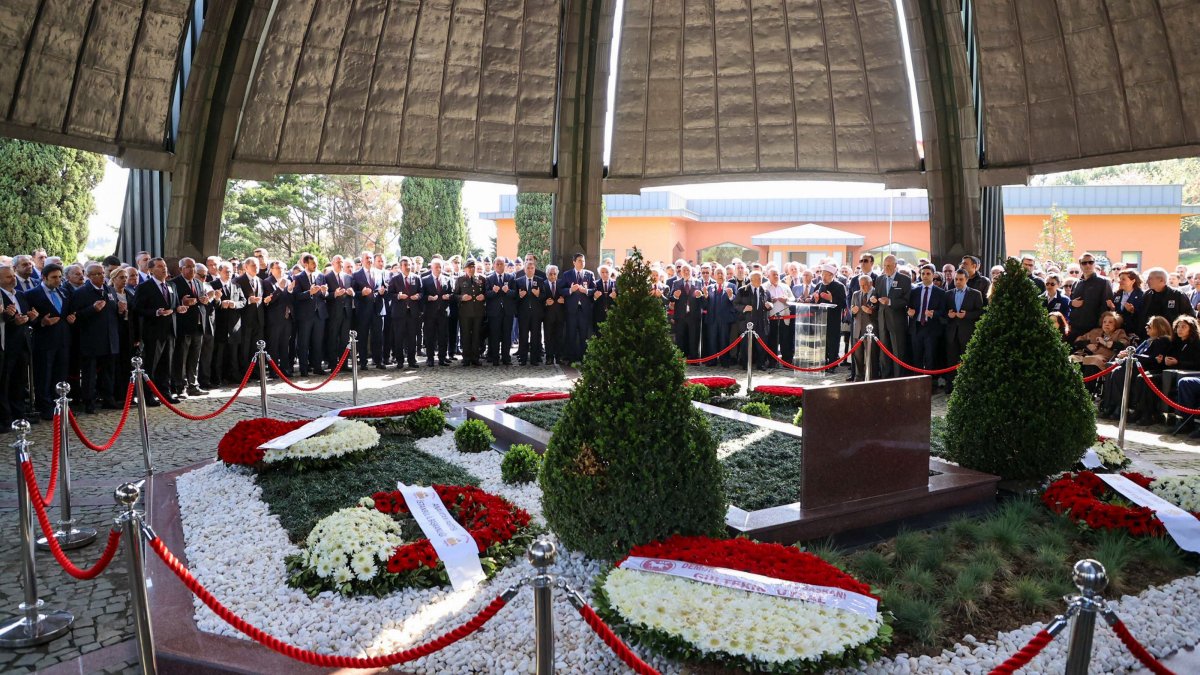 A commemoration ceremony is held for former President Turgut Özal by his grave, Istanbul, Türkiye, April 17, 2025. (AA Photo)