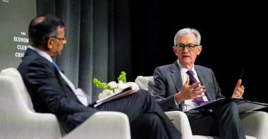 Federal Reserve Chair Jerome Powell speaks with Dr. Raghuram Rajan, a Professor of Finance at the University of Chicago&#039;s Booth School, during an Economic Club of Chicago event in Chicago, Illinois, U.S.,  April 16, 2025. (AFP Photo)