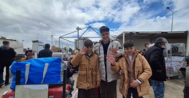 Syrian refugees wave as they wait for their return to their country at a border crossing, in Kilis, southern Türkiye, April 4, 2025. (İHA Photo)