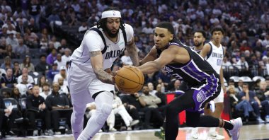 Dallas Mavericks&#039; Anthony Davis (L) and Sacramento Kings&#039; Keegan Murray reach for a loose ball during the second half of the NBA Play-In Tournament between the Dallas Mavericks and the Sacramento Kings, Sacramento, U.S., April 16, 2025. (EPA Photo)