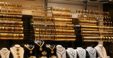 Jewelry store in the Grand Bazaar, Istanbul, Türkiye. (Shutterstock Photo)