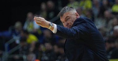 Fenerbahçe head coach Sarunas Jasikevicius gestures during the EuroLeague match against Barcelona at the Ülker Sports and Event Hall, Istanbul, Türkiye, April 2, 2025. (AA Photo)