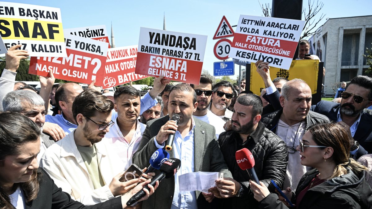 Private bus drivers protest in front of the Istanbul Metropolitan Municipality headquarters, Istanbul, Türkiye, April 17, 2025. (AA Photo)