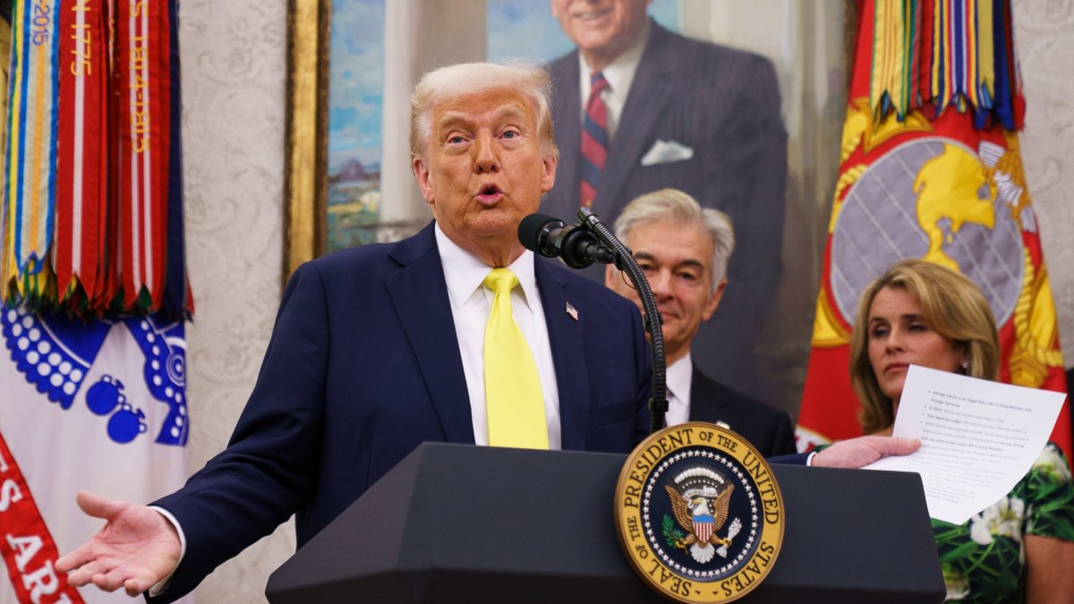 U.S. President Donald Trump speaks during the swearing in ceremony of Mehmet Öz as Administrator of the Centers for Medicare and Medicaid Services in the Oval Office at the White House in Washington, D.C., April 18, 2025. (EPA Photo)