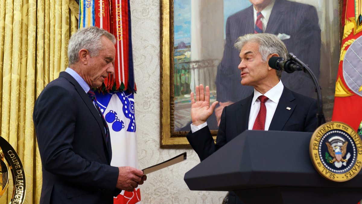 Health and Human Services Secretary Robert F. Kennedy Jr (L) swears in Mehmet Öz (R) as Administrator of the Centers for Medicare and Medicaid Services in the Oval Office at the White House in Washington, D.C., April 18, 2025. (EPA Photo)