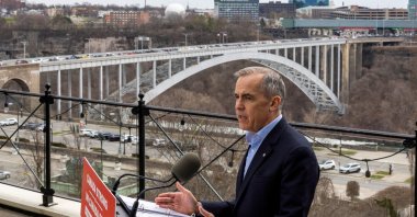 Canada&#039;s Prime Minister Mark Carney delivers a message, with the Canada-U.S. border in the background, during his Liberal Party election campaign tour, in Niagara Falls, Ontario, Canada April 18, 2025. (Reuters Photo)