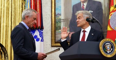 Health and Human Services Secretary Robert F. Kennedy Jr (L) swears in Mehmet Öz (R) as Administrator of the Centers for Medicare and Medicaid Services in the Oval Office at the White House in Washington, D.C., April 18, 2025. (EPA Photo)
