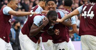 Aston Villa&#039;s Amadou Onana (C) celebrates scoring the team&#039;s fourth goal during the English Premier League football match between Aston Villa and Newcastle United at Villa Park, Birmingham, U.K., April 19, 2025. (AFP Photo)