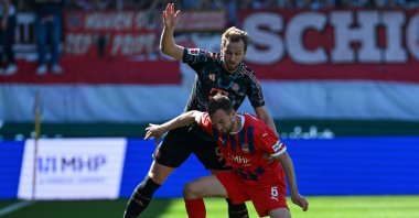 Bayern Munich&#039;s Harry Kane (L) and Heidenheim&#039;s Benedikt Gimber vie for the ball during the German first division Bundesliga football match between Heidenheim and Bayern Munich, Heidenheim, Germany, April 19, 2025. (AFP Photo)