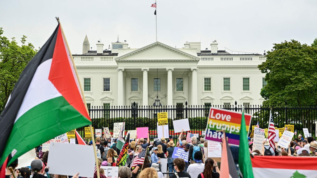 Demostrators rally during the nationwide &quot;Hands Off!&quot; protest against U.S. President Donald Trump&#039;s policies and executive actions, near the White House in Washington, D.C., U.S., April 19, 2025. (AFP Photo)