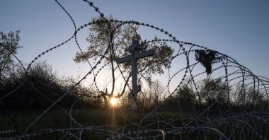 A cross is seen behind razor wire in the frontline town of Kostiantynivka, in Donetsk region, Ukraine, April 19, 2025. (Reuters Photo)