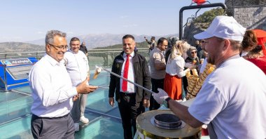 The chairperson of the board of Turkish Airlines (THY) Ahmet Bolat (L) meets with producers of Maraş ice cream, Kahramanmaraş, Türkiye, April 20, 2025. (DHA Photo)
