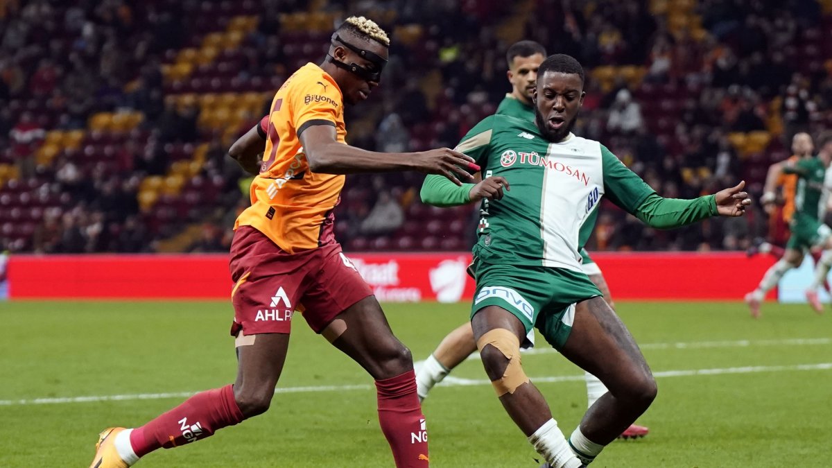 Galatasaray&#039;s Victor Osimhen (L) in action with Konyaspor&#039;s Hamidou Keyta during the Turkish match at the RAMS Park, Istanbul, Türkiye, Feb. 20, 2025. (IHA Photo)