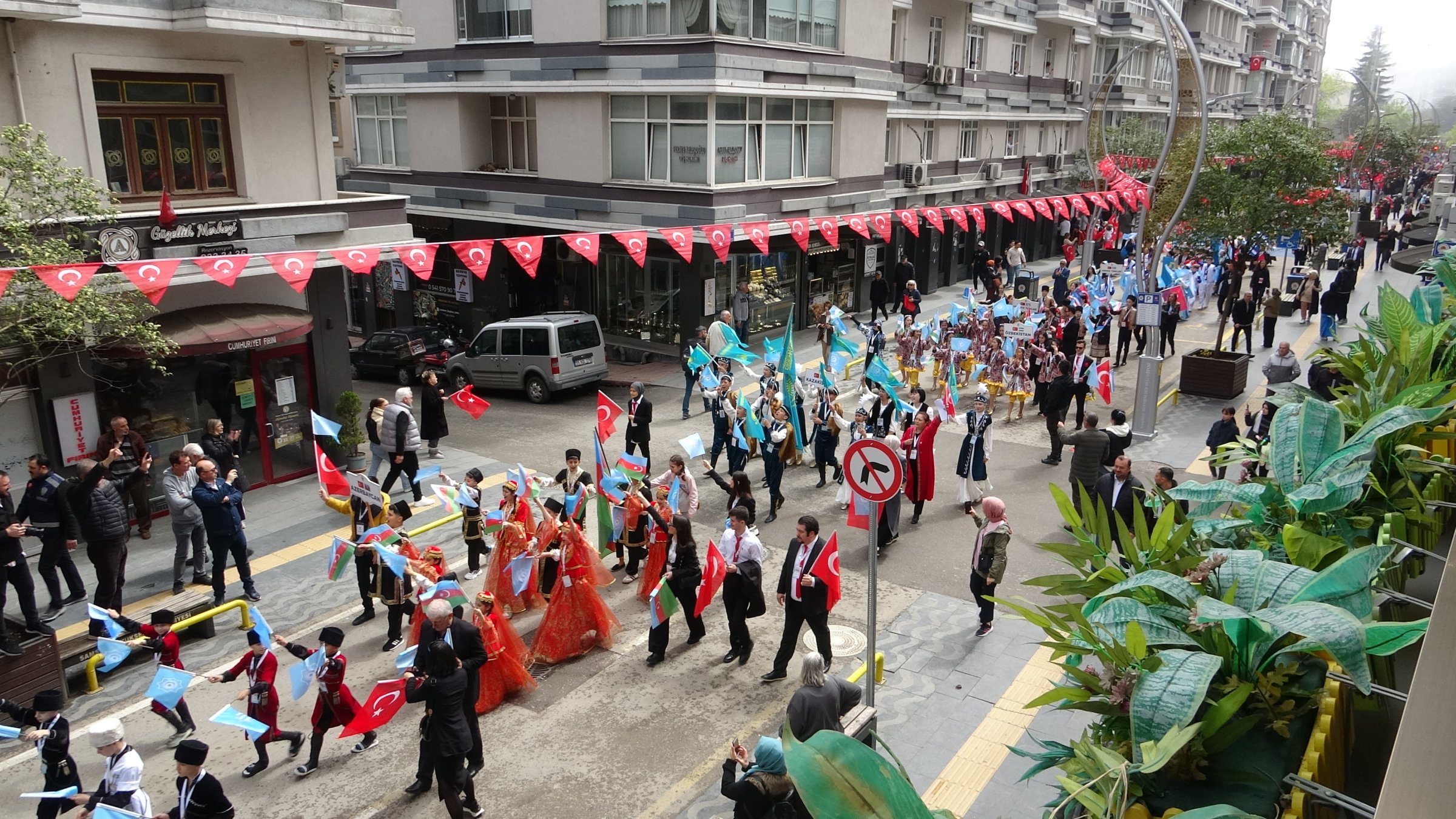 Children perform during the Turkish World Children’s Festival in the streets of Samsun, Türkiye, April 21, 2025. (IHA Photo)
