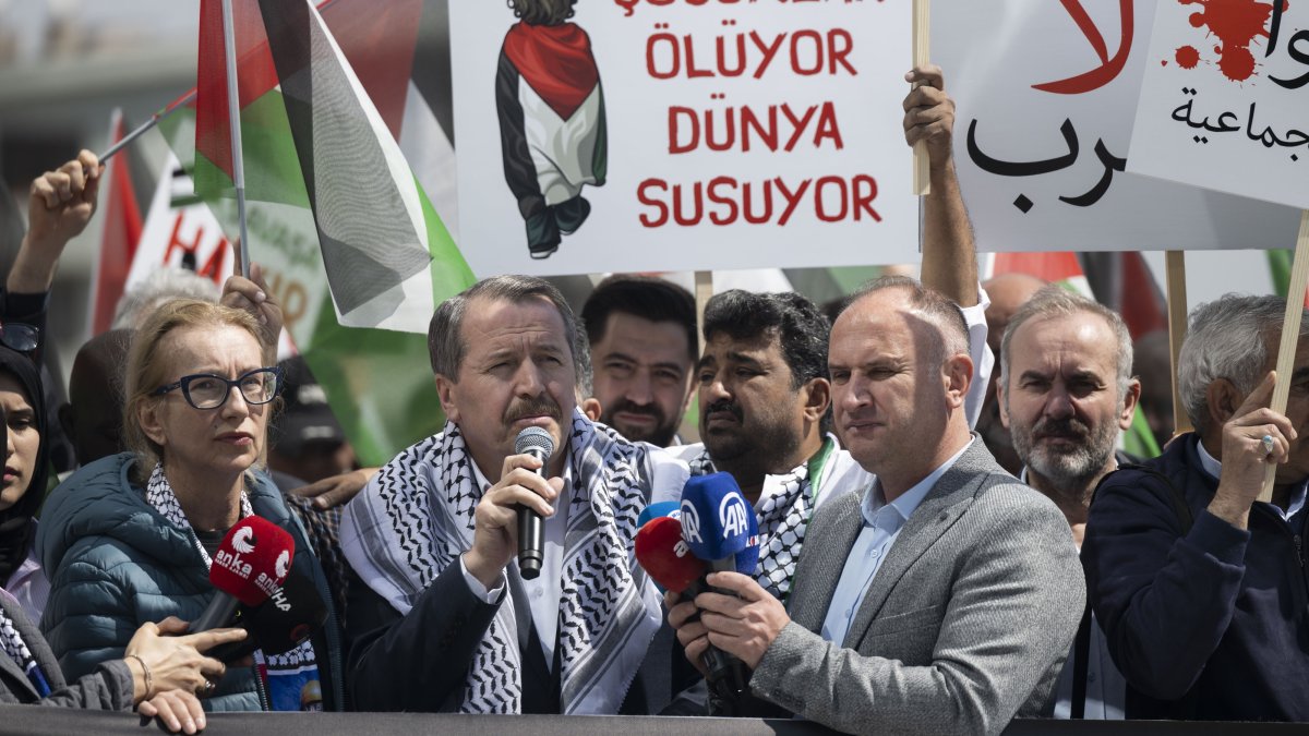 The head of Türkiye&#039;s largest civil servants&#039; union, Memur-Sen, Ali Yalçın, is seen speaking to the media in front of the U.N. Türkiye representation, Ankara, Türkiye, April 21, 2025 (AA Photo)