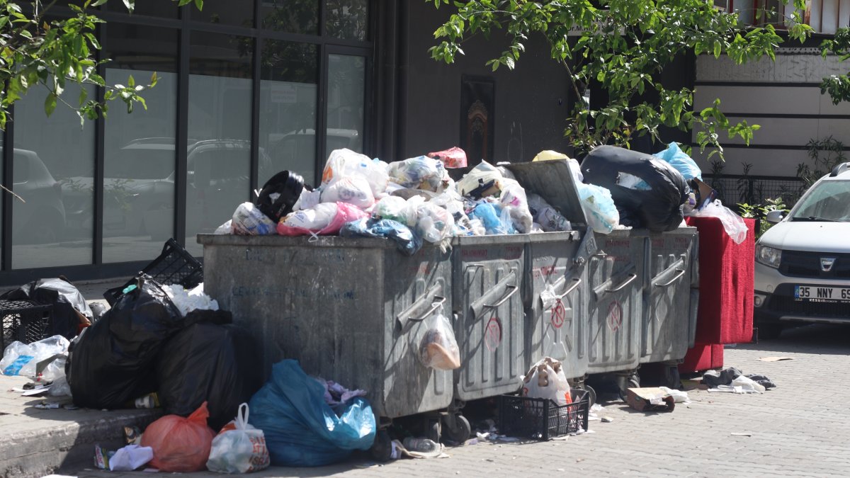 Uncollected garbage in the Çiğli district, Izmir, western Türkiye, April 18, 2025. (AA Photo)
