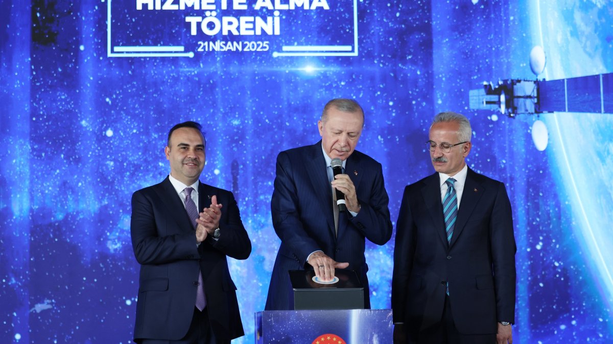President Recep Tayyip Erdoğan, accompanied by Industry and Technology Minister Mehmet Fatih Kacır (L) and Transport and Infrastructure Minister Abdulkadir Uraloğlu, at the ceremony marking the start of services of the first domestically-made satellite, Türksat 6A, Ankara, Türkiye, April 21, 2025. (AA Photo)