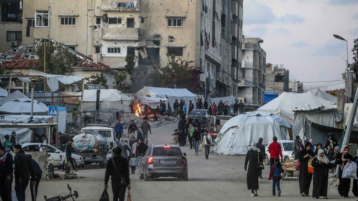 Internally displaced Palestinians walk on the streets of Gaza City, April 14, 2025. (EPA Photo)