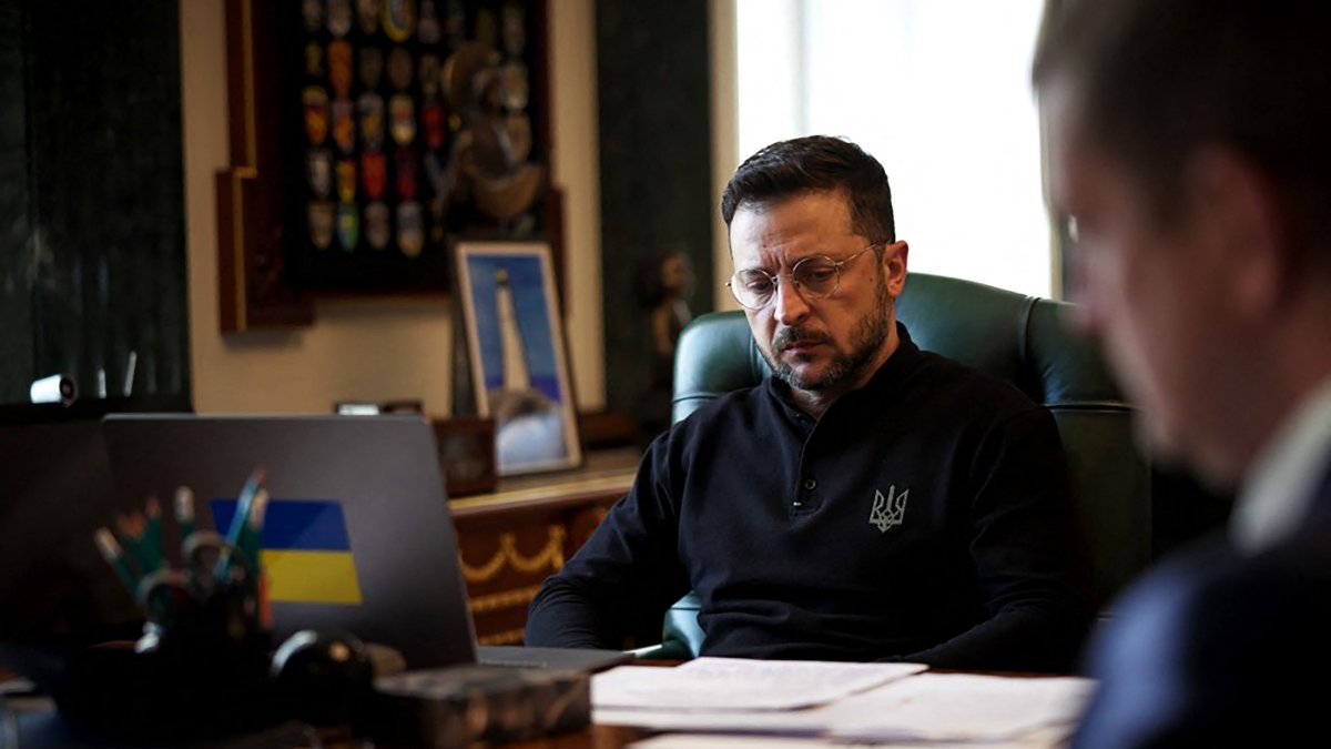 Ukraine&#039;s President Volodymyr Zelenskyy waits for a phone call with Britain&#039;s Prime Minister Keir Starmer as he sits at his desk in his office in Kyiv, April 21, 2025. (Photo by Handout / Ukrainian Presidential Press Service via AFP)