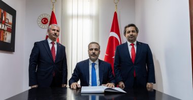 Foreign Minister Hakan Fidan (C) inaugurates a new Turkish Consulate General in the coastal city of Oran, northwestern Algeria, April 20, 2025. (AA Photo)