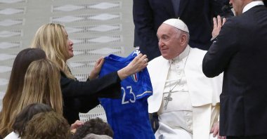 Pope Francis (R) is presented with an Italian national football team jersey from Gianluca Vialli's widow Cathryn White-Cooper during the weekly general audience at the Vatican, Feb. 8, 2023. (Getty Images Photo)