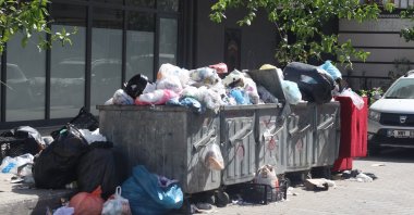 Uncollected garbage in the Çiğli district, Izmir, western Türkiye, April 18, 2025. (AA Photo)