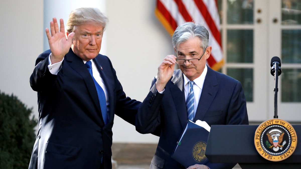 U.S. President Donald Trump gestures with Jerome Powell, his nominee to become chair of the U.S. Federal Reserve, at the White House, Washington, U.S., Nov. 2, 2017. (Reuters Photo)